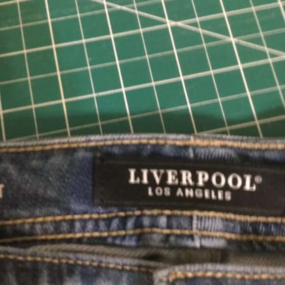 NWT Liverpool The Keeper Short with rolled cuff inseam is 7" or 9" with out - Picture 3 of 7